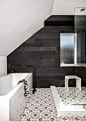 Une salle de bain toute en contraste, carrelage imprimé au sol | white, Black and grey bathroom: 