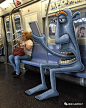 纽约，有2000只怪兽假装坐地铁。