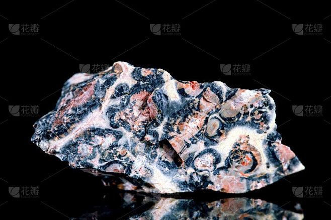 原生菱铁矿与锰矿石在黑色背景前，矿物学和秘传素材-花瓣网
