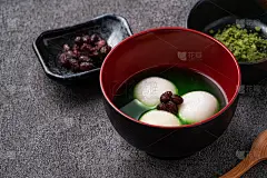 抹茶大汤圆和木桌上的抹茶汤。