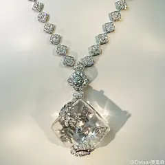 在Signature de Chanel 珠宝展上，看到了香家第一支自行研发机芯的男表——Monsieur de Chanel，融入了狮子图腾，五芒星，芳登广场形状等Chanel经典元素。力着简洁的美，分两种材质，第一批产量全球只有300支，售价27万起。