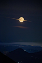 月亮和云的巧妙位置形成了土星的模样 ​​​​