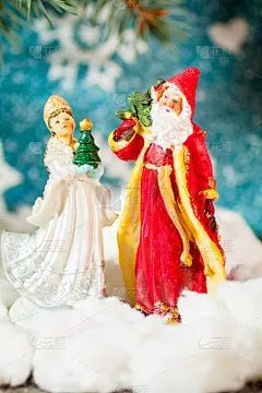 圣诞贺卡背景圣诞老人和雪姑娘俄罗斯圣诞人物:雪姑娘Snegurochka与礼物袋