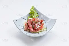 日本彩陶菜里的生辣椒沙拉。