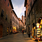 意大利圣吉米尼亚诺的夜晚，满大街随处可见的异域风旧书摊。