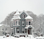 漂亮的雪中小屋～ 美国社区中常见的小别墅，有些也设计的非常讲究.（via:facebook.com/victorianhouses）