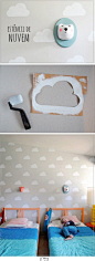 Zo maak je een mooie muur met #wolken voor de #kinderkamer! #DIY | DIY Cloud Kid’s Room with Handmade Charlotte Stencils by Mer Mag