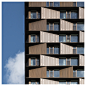 立面采用专门设计的阳极氧化铝板，将光滑的表面与竖直的几何完美地结合在一起，营造出的光与影————诺德布罗学生公寓，多元化‘公共’社区,© Jens Lindhe | Arkitema Architects