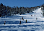 8.韩国龙平（Yongpyong）滑雪场——韩国江原道龙平滑雪场位于韩国江原道平昌郡海拔700米以上的高原地区。平昌郡和江陵市接壤的大关岭海拔832米每到冬天3米厚的积雪使山村变成一个几近与世隔绝的孤岛，素有“韩国屋脊”之称。每年的韩国都会有“大关岭雪花节”展现雪乡人的独特风情，让游客观赏雪景，体验当地人的生活，在设施完备的龙平滑雪场享受滑雪的乐趣。　