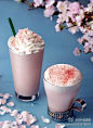 【限量版樱花饮料】“樱花 steamer”的特征是用樱花将牛奶染成了粉红色。牛奶上面放着的干冻樱花也是一大特点，散发出春天的气息。喝一口后，首先感受到的是樱花的香味，渐渐的奶香和樱花的甜味扩散到口中，非常美味~~你怎么可以错过？