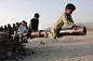 无忧童年：阿富汗贾拉拉巴德： 在城市的郊外阿富汗的孩子们在损毁的苏联坦克上玩耍。
