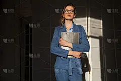 一个穿着西装的漂亮女人在办公室里的肖像