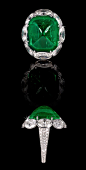 祖母绿被誉为绿宝石之王，在古罗马时代，它代表最昂贵的宝石，是爱与美的颜色。祖母绿稀有的颜色来自两种微量元素：铬与钒，也因为其比例的不同，祖母绿能呈现多种风情，色系从浅绿到青绿、浓绿，淡的脱俗，浓的奢华，总是隐隐带着神秘高贵气息。英国高级珠宝品牌David Morris设计的祖母绿首饰拥有独一无二的复古气质，祖母绿静谧的气息会让人内心安宁与平静。