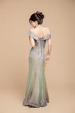 站立全身照银色晚礼服名媛女性人物摄影图
