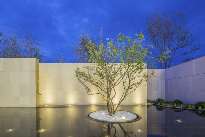 新疆中海九号公馆展示区现代镜面水水中树池圆形树池白色碎石洗米石