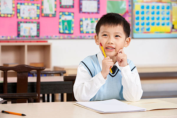 小学生在课堂思考