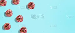 用洋蓟在颜色背景上的构图，俯视图