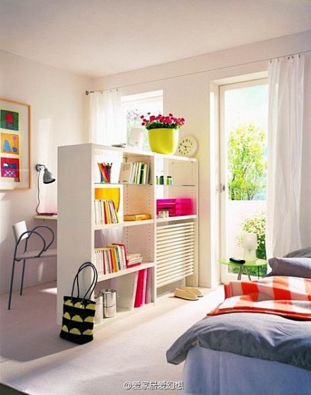 很巧妙的设计，用小书柜把卧床和工作室隔开...