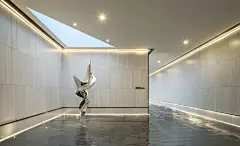 西安金地·玖峯汇 景观设计 /   伍道国际 : “万物之始，大道至简，衍化至繁。” 至繁归于至简的生活美学是一种选择，更是一种艺术。 现代简约是艺术的，同时它的存在也是不朽的，回归生活，用现代与简约相辅相成的设计语言打造雅致的生活品质。项目基地位于陕西省西安市灞桥区，近灞河，交通路网通达性强，市政设施与学校配套完善，同时拥有配套公园，生活舒适度高。 西安金地·玖峯汇深刻演绎优雅内敛的高贵美学，空间和谐统一尽显内敛之美，将设计语言醇熟运用，多变的...
