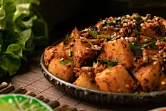 铁板土豆特色小吃餐饮美食摄影图
