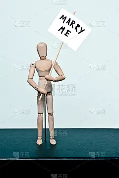 木制人体模型:用“嫁给我”的手势求婚