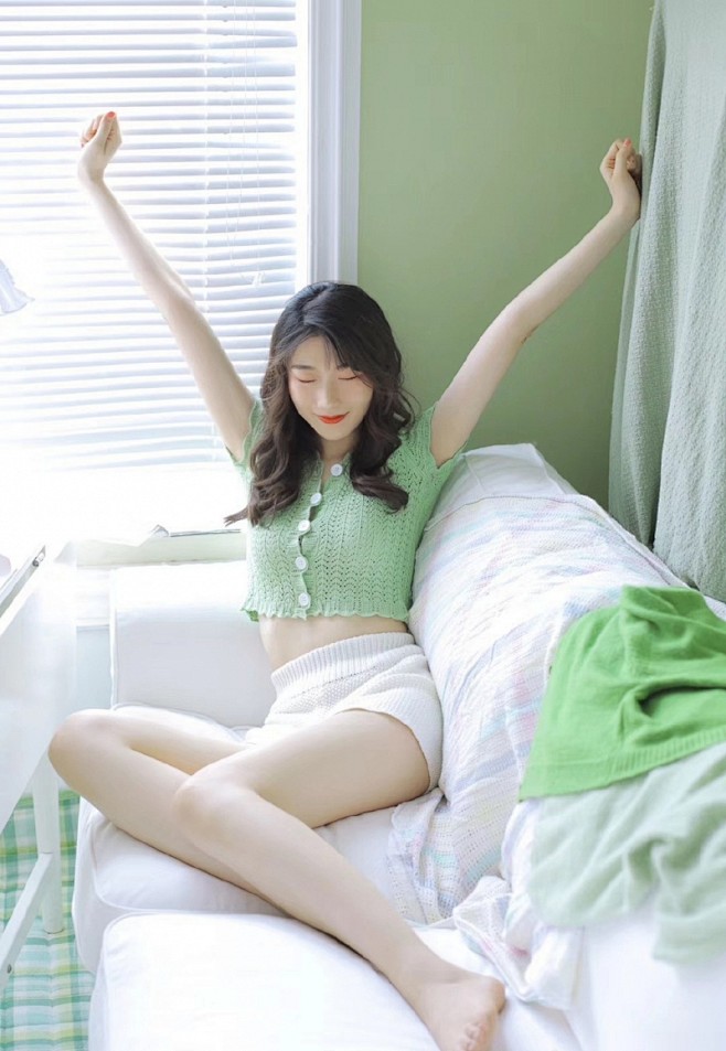 清纯美女超短裤大长腿居家写真
