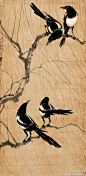 徐悲鸿《四喜图》--- 喜鹊是中国画的传统题材之一，徐悲鸿多次以喜鹊图赠友，暗含“喜上眉梢”、“捷报频传”等美好心愿。此幅中的四只喜鹊，神态各异，栩栩如生。柳树树干，浓淡晕写，辅以线条，颇有气势；柳树枝条，刚劲流畅，树静枝拂，鹊跃纸面，喜鹊与所栖树枝浓淡墨色的节奏变化甚妙。