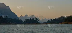 泰国考索国家公园的秋兰湖。热带风景在黎明明信片海报壁纸