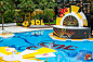 名称：SOL全国巡回阳光泳池
派对·上海首站
地点：上海西郊庄园
拍摄方：拍立享照片直播
主办方：苏尔啤酒
时间：2020年7月7日
 
这次的SOL阳光泳池派对选址在上海西郊庄园会所，也就是在这第一次举办SOL全国泳池派对巡回的首发站，打造一场持续7小时、极具墨西哥加勒比海风情的派对狂欢。
入场形式颇有仪式感。以涂鸦填色的方式在签到墙签到，签到后工作人员会给每位派对参与者发放发光手环、泳池潮人包和护照。
 
整个派对现场的区域划分也很明确，容易让人产生一种正在参加音乐节的错觉。沙滩排球区，编发彩绘区，滑