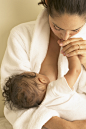 Gable Denims在 500px 上的照片Baby breast feeding while mother kisses hand