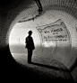 ©E. O. Hoppé《地铁站的广告》1937年，伦敦
 
"
生活最需要的勇气，是将自己推离平衡态。
尽管那很有风险。
  
生命的随机性会给你风雨雷电，会给你波涛汹涌；
但也正是彼时，在浪尖之上，
你才得以目睹那原本在你视界之外——
因此也原本在你生命的边界之外的风景。
  
你可能会突变。变成另外一个人。
然而这才是你真实的存在，你真实的演化。
  
生命最大的风险，乃是一直困在命运——
那本质上也是随机性——为你早早设定的边界之内。
"
Via@未名散人