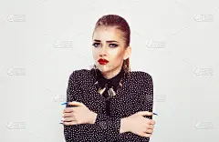 因为感冒，我要生病了。担心的商业女性时尚女孩拥抱自己试图温暖看你的相机孤立的白色背景。全妆红唇烟熏眼