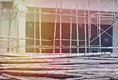 一堆松木。松树脚手架。建筑在建造中。建筑中的影子