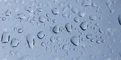 雨露滴落在镜子上