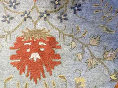 背景，橙色拟人的脸上银蓝色藤蔓地毯设计
