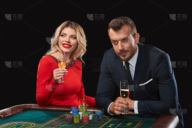 一对玩轮盘赌的夫妇在赌场赢了。