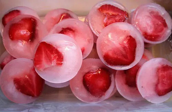 【椰香草莓球】原料：糯米粉、草莓、纯椰子...