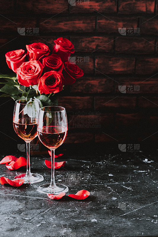 两杯玫瑰葡萄酒的婚礼，情人节，爱的生日庆...