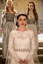 《风中的女王》：Mary 阿黛莱德·凯恩 (Adelaide Kane)的婚纱