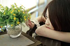 寂寞的挽歌，谱写谁的寂寞
我就是我，我的骄傲你无话可说
你就是你，你的一切我不可置否
你不懂我，我的音符曾铸就了你
我不懂你，你的琴谱也完成了我

我就是我，我的音乐你不可置否
你就是你，你的词曲我无话可说
你不懂我，你在我的幻觉里重生
我不懂你，我在你的目光中溃散

我是一首歌，为你完成了一段寂寞
你是我的曲，为我谱写了三生离愁
我不懂你，所以你就是我的寂寞
你不懂我，因此我就是你的离歌

我一个人离开，走向了孤独与落寞
你陪同我离别，走向了寂寞与悲伤
你缺席了我的现