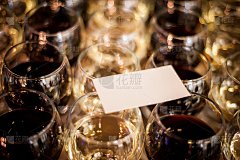 酒杯上的酒和中性的名片