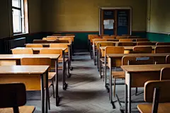 现代教室课桌椅场景摄影图