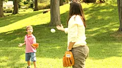 母子扔棒球