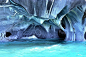 【智利天然大理石教堂—米罗顿洞穴】位于和卡雷拉将军湖毗邻的一座半岛上，它是一处令人惊心动魄的洞穴网络，绝对称得上一个自然奇迹。这些洞穴里的碳酸钙经过了数千年的侵蚀，在凹陷的岩壁上形成了旋涡状的大理石图案。绿松石色的湖水将阳光线反弹进岩洞，遇到大理石壁后反射，形成迷人的光秀。