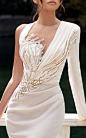 其中包括图片：MNM Couture K3940 - Beaded Long Sleeve Evening Gown