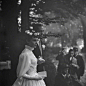 奥黛丽·赫本与第一任丈夫梅尔·费勒的婚礼。费勒与赫本在1953年《罗马假日》伦敦首映式上相识，1954年9月在瑞士成婚。 ​ ​​​​