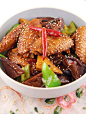 让人食指大动的ღ【香辣豆干烧鸡翅】

    平时在家里做的最多的肉肉，要数鸡翅了。如果说喜欢，鸡翅似乎并不是最爱，但鸡翅却是我吃的最多的。很奇怪吧，最喜欢的到不是最常吃的，反而易烹饪的鸡翅，成家我家灶台上的常客。 后来发现，其实并不是爱吃某一种肉类，而是料理的对味都会喜爱。如果喜欢的食材做的不可口，一样会被丢弃。有此想到，鸡翅没有特殊味道，经济又实惠，料理易上手，因此更容易被食客接受。 鸡翅的做法可以多种多样，圈子里很多朋友演绎过无数做法。只要找对适合自己的那一口，我想爱......