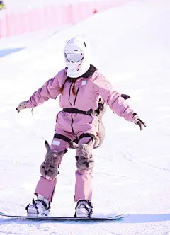 程潇超话 · #程潇雪地里撒野的朋友们#

加油，试练日！❄️
“乌龟宝贝”变身“皮卡精灵”，看@程潇 驰骋雪场，摔倒起立～

稍后直播继续，记得锁定@搜狐视频 关注“搜狐体育”和“搜狐综艺”哦～ ​​​​