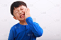 小男孩牙疼