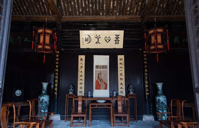 古代大户人家的客厅，中堂必不可少！_厅堂 : 板壁前：放长条案，条案前是一张四仙或八仙方桌，左右两边配扶手椅或太师椅，以右主、左宾或左上右下为 ...